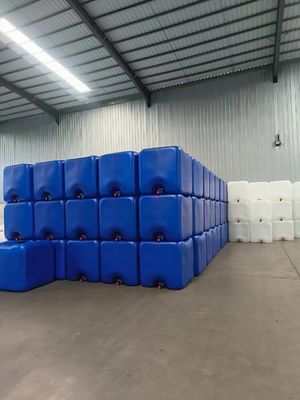 Mittelflüssigkeit leicht zu handhabender Schüttbehälter 1000 L IBC-Chemikalienbehälter Blauer Plastikwasserbehälter